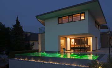 Haus mit beleuchtetem Pool